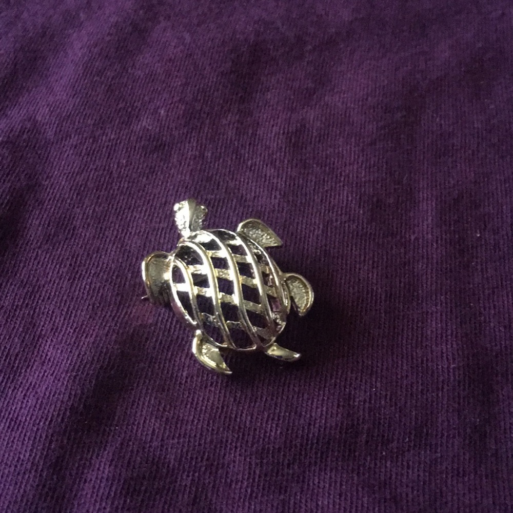 Vintage gold turtle brooch